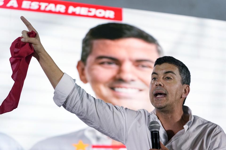 Santiago Peña, candidato presidencial por el gobernante Partido Colorado, habla durante un mitin en Villa Elisa, Paraguay, el miércoles 26 de abril de 2023. Las elecciones generales de Paraguay están programadas para el 30 de abril. (AP Foto/Jorge Saenz)