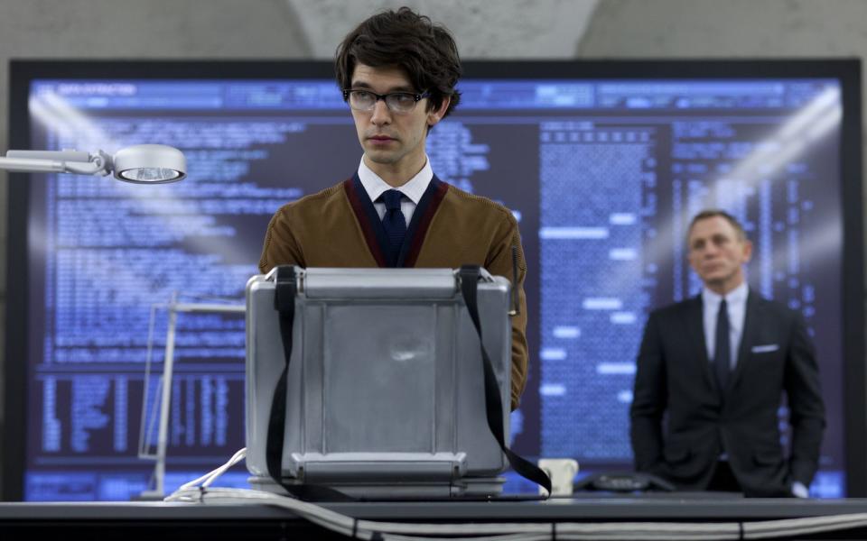 Seit 2012 verkörpert Ben Whishaw, der am 14. Oktober seinen 40. Geburtstag feiert, die Rolle des Quartiermeisters "Q" in den "James Bond"-Filmen - und ist damit neben der Geheimdienstleitung "M" eine wichtige Figur an der Seite des Agenten. Doch wer übernahm die Rolle vor ihm - und wer verkörperte bisher die MI6-Leitung? Wir zeigen Ihnen die wichtigsten Figuren aus der Welt des Doppelnull-Agenten. (Bild: Fox)