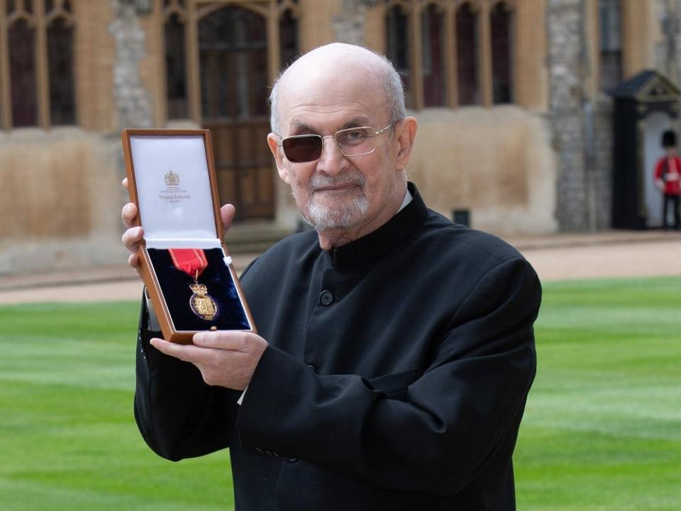 Salman Rushdie ist seit der Messerattacke auf einem Auge blind. (Bild: imago/i Images)