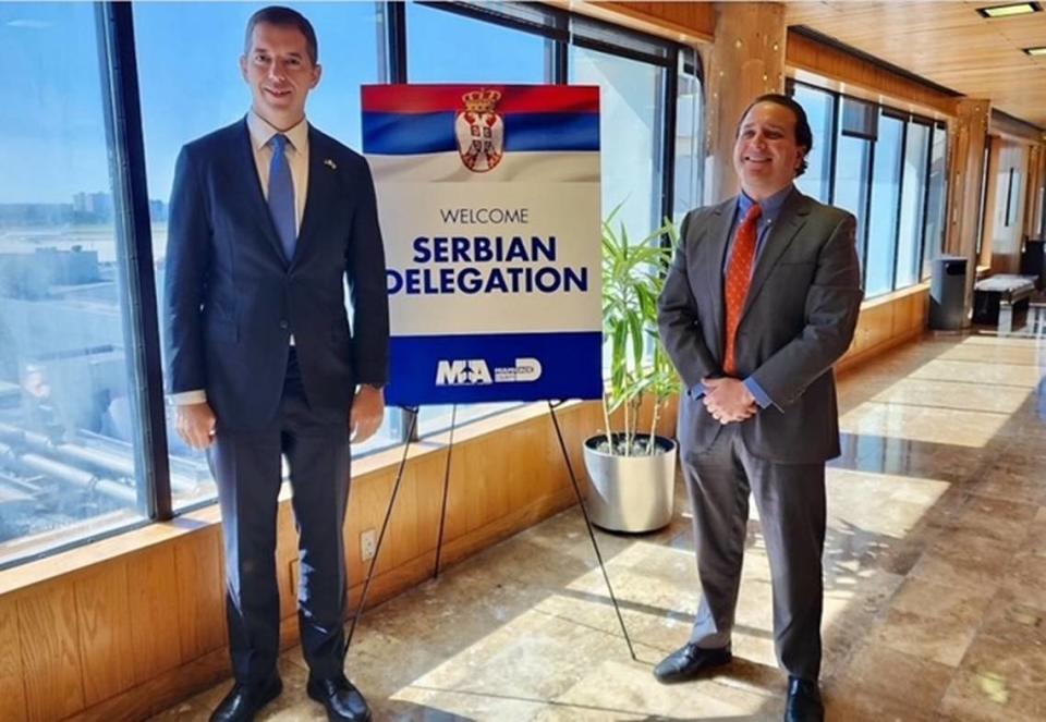 Marko Djuric, embajador de Serbia en Estados Unidos, a la izquierda, y TJ Villamil, subsecretario de FloridaCommerce.