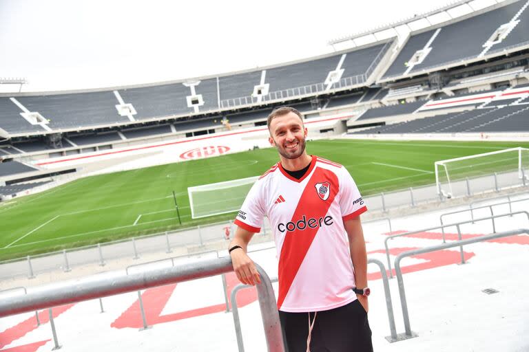 Germán Pezzella, con el penal Monumental de fondo, en su regreso a River