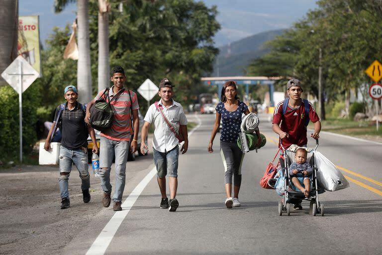 Empujados por la pobreza, los venezolanos huyen a pie de su país