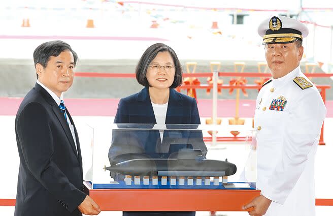 台灣能造出原型艦是建軍大事，蔡政府大力宣傳可以理解，但宣傳不能吹牛，更不該傷害軍方的專業形象。圖為2019年5月9日，蔡英文總統（中）出席潛艦國造專用廠房動土典禮，海軍司令黃曙光（右）與台船董事長鄭文隆（左）呈獻IDS潛艦模型。（本報資料照片）