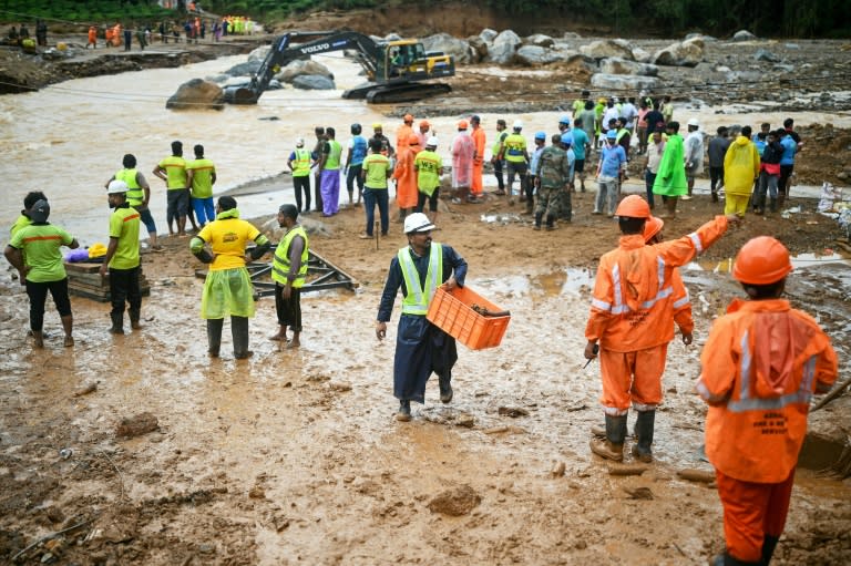 Personal de socorro trabaja en una operación de búsqueda y rescate de víctimas de los deslizamientos de tierra, el 31 de julio de 2024 en el distrito de Wayanad, al sur de India (Idrees Mohammed)