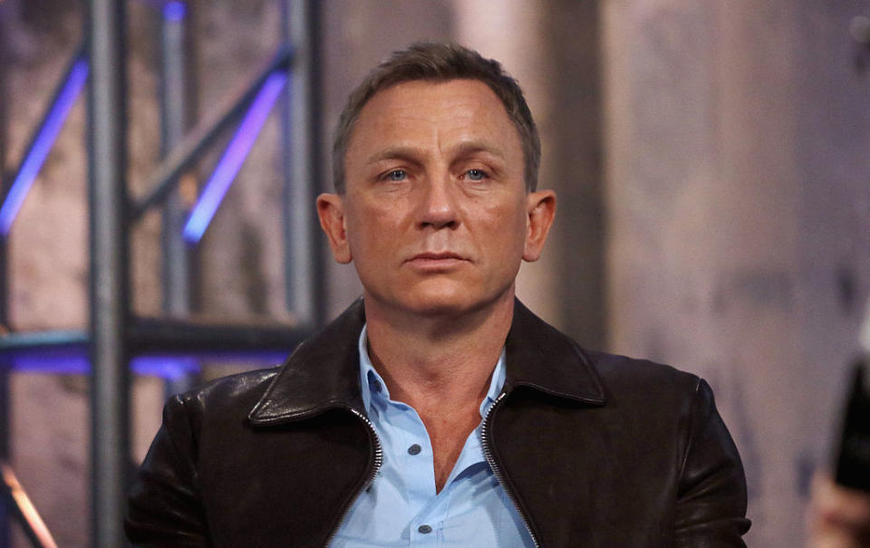 En 2009, Daniel Craig affirmait qu'il ne supportait plus la célébrité. "<em>Depuis peu, ma vie a changé, et ça fait peur. Tout le monde me reconnaît. Il faut être franc, ça m’e*****e</em>", lançait-il. Il ajoutait : <em>"Les gens me disent 'Tu es acteur, ce n’est pas ça que tu cherchais ?' Mais non ! Si je fais ce métier c’est par passion, et certainement pas pour être célèbre. Ma vie a profondément changé, et je dois tous les jours composer avec ça, ce n’est vraiment pas facile. Je ne veux pas avoir l’air de me plaindre, mais j’ai dû reconsidérer ma façon de voir le monde, et de vivre"</em>. Cela a bien failli le faire arrêter sa carrière d'acteur à plusieurs reprises. (<em>crédit Getty</em>)