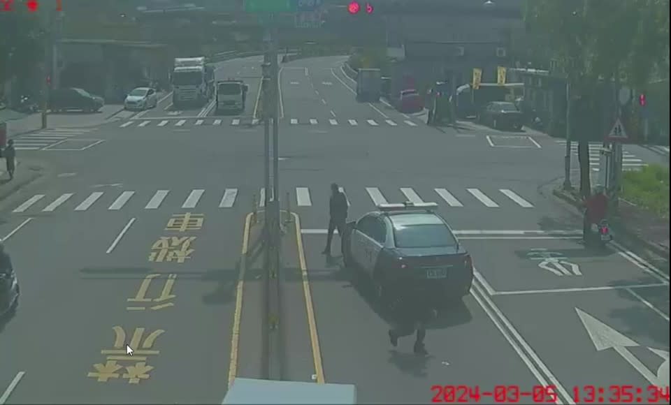 <strong>警員將車停在路口警示幫忙撿錢。（圖／翻攝畫面）</strong>