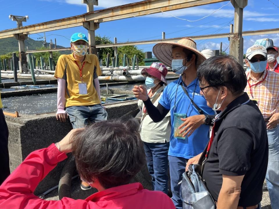 踩線團造訪貢寮，在地業者說明九孔體驗遊說明。（新北市觀旅局提供）