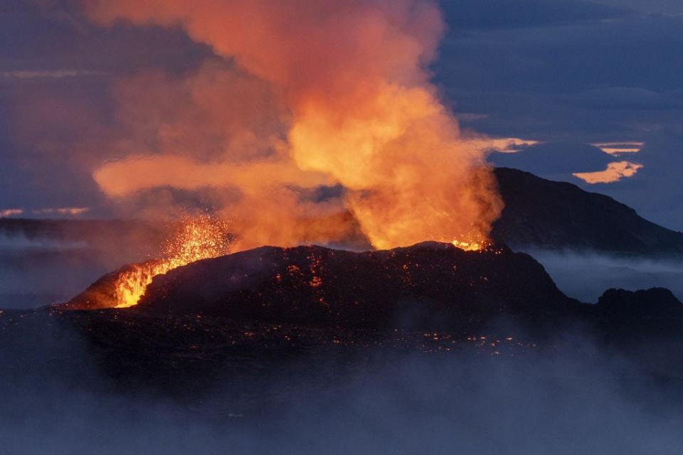 Der Berg Fagradalsfjall, der in der Nähe von Grindavik liegt, spuckt nach einem Ausbruch am 16. Juli 2023 Lava. - Copyright: Emin Yogurtcuoglu/Anadolu Agency via Getty Images