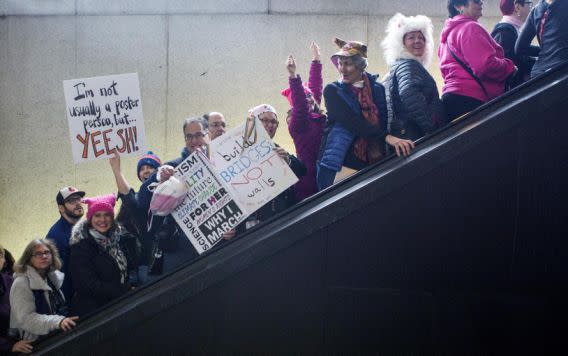 Mujeres marchan en Washington y en el resto del mundo en 1er día completo de Trump