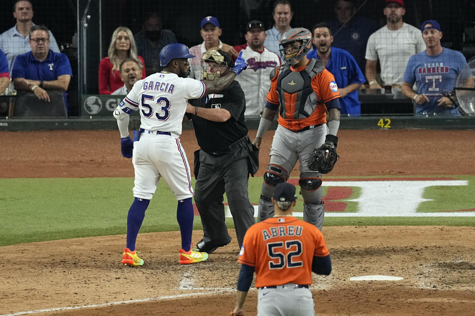 El cubano Adolis García, de los Rangers de Texas, increpa al boricua Martín Maldonado, de los Astros de Houston, tras recibir un pelotazo del dominicano Bryan Abreu en el quinto juego de la Serie de Campeonato de la Liga Americana, el viernes 20 de octubre de 2023 (AP Foto/Tony Gutiérrez)