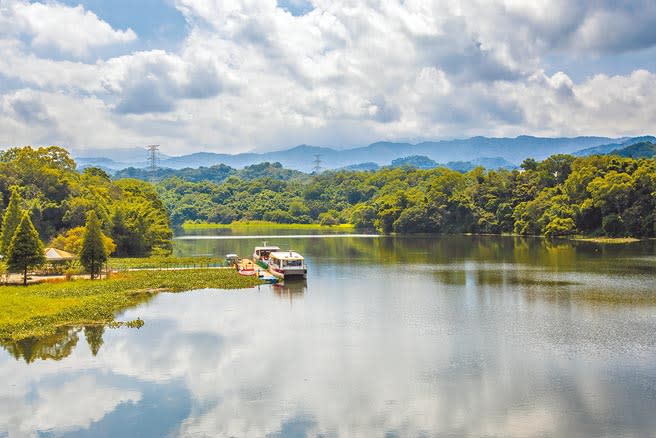 新竹縣峨眉鄉知名的峨眉湖綠能電動遊艇環湖觀光，因疫情和合約到期停駛。（羅浚濱攝）