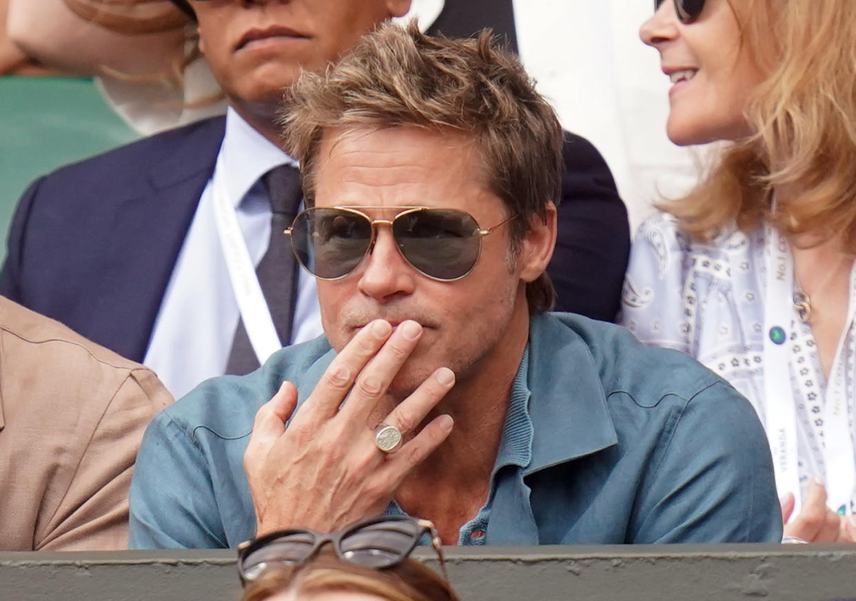 Brad Pitt viendo la final de singles de caballeros el día catorce del Campeonato de Wimbledon 2023 en el All England Lawn Tennis and Croquet Club en Wimbledon. Fecha de la foto: domingo 16 de julio de 2023. (Foto de Adam Davy/PA Images vía Getty Images)