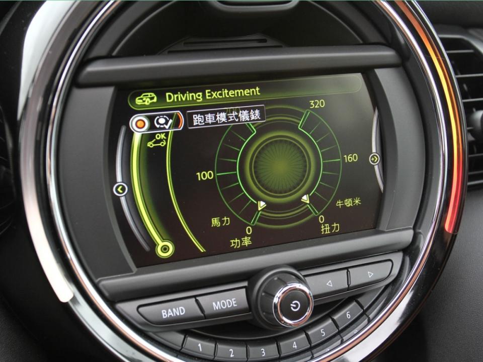 系統內建有跑車模式儀錶，可顯示即時性能功率輸出。