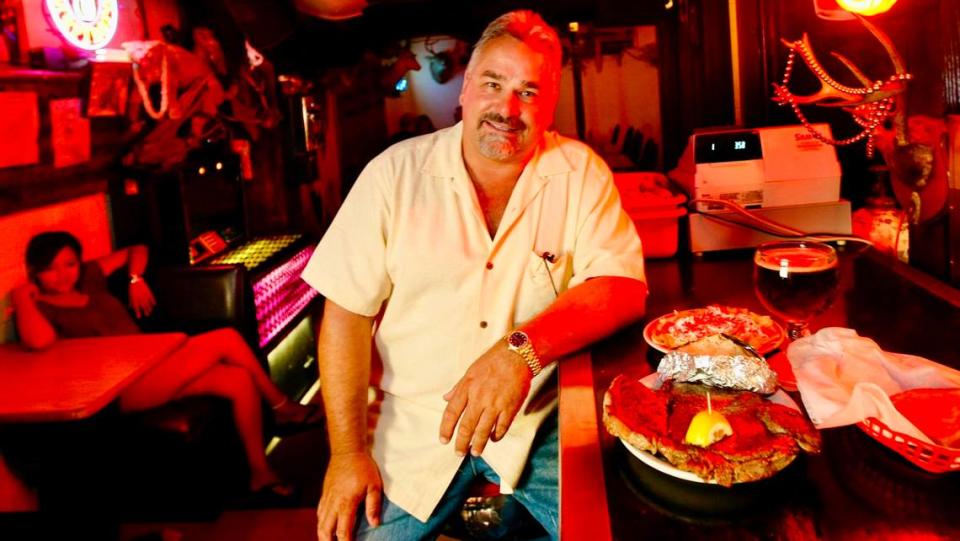 El propietario de M & M Steak House, Keith Kidwill, sirve un sirloin de medio kilo con papa al horno, ensalada y una cerveza fría el 5 de agosto de 2008.