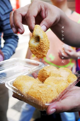 【台北漫步食記】不老客家麻糬 松江路297巷 │中山區行天宮站： 行天宮站超人氣麻糬攤～每個10塊錢六種口味顆顆都驚喜～完全手工製作想買只有當乖寶寶排隊！(招牌椰香口味人氣大推薦)