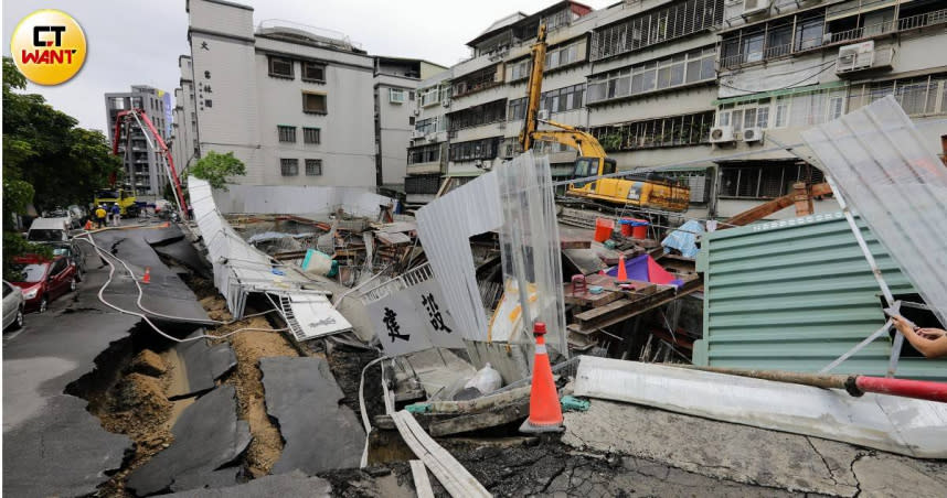 台北市中山區大直街建築工地地下室施工，造成鄰房傾斜下陷。（圖／方萬民攝）