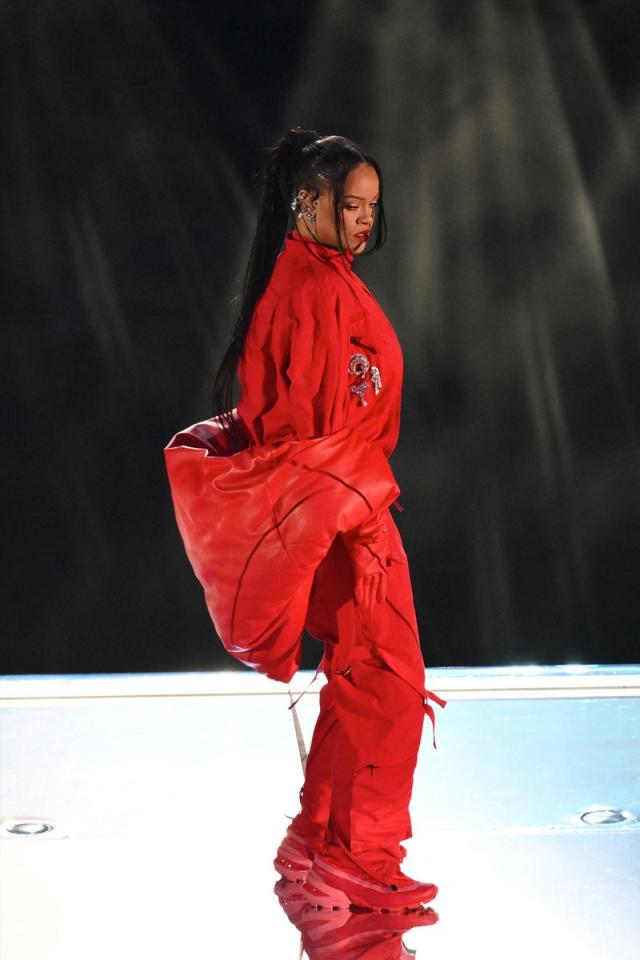 Rihanna's Super Bowl 2023 Halftime Show Outfit Included Many Layers — See  Photos