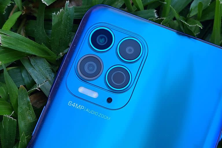 La cámara principal del Moto G100 es de 64 megapixeles; abajo, el gran angular que también funciona como macro; el borde de la lente tiene una luz en anillo