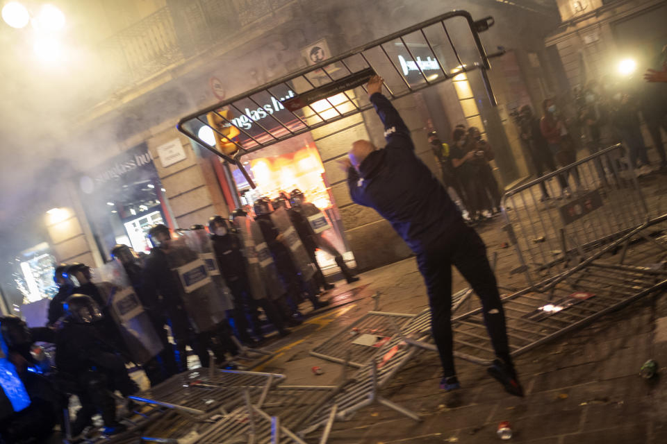 Le immagini della seconda notte di manifestazioni contro le restrizioni anti-Covid a Barcellona, sabato 31 ottobre. Una ventina di persone è risultata ferita, e altrettante sono state arrestate. (AP Photo/Emilio Morenatti)