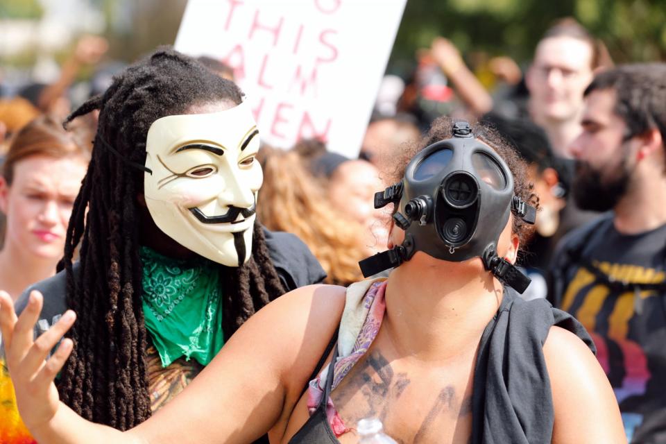 <p>Marchers rally outside Bank of America stadium during an NFL game to protest the police shooting of Keith Scott in Charlotte, North Carolina, U.S. September 25, 2016. REUTERS/Jason Miczek </p>