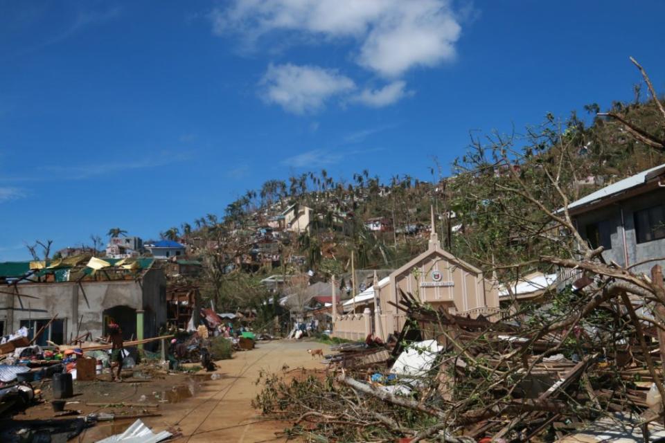 ▲樹倒又房塌！強颱雷伊「致命氣旋」重創菲律賓…208人全喪命。（圖／翻攝自Kaka Bag-ao臉書）
