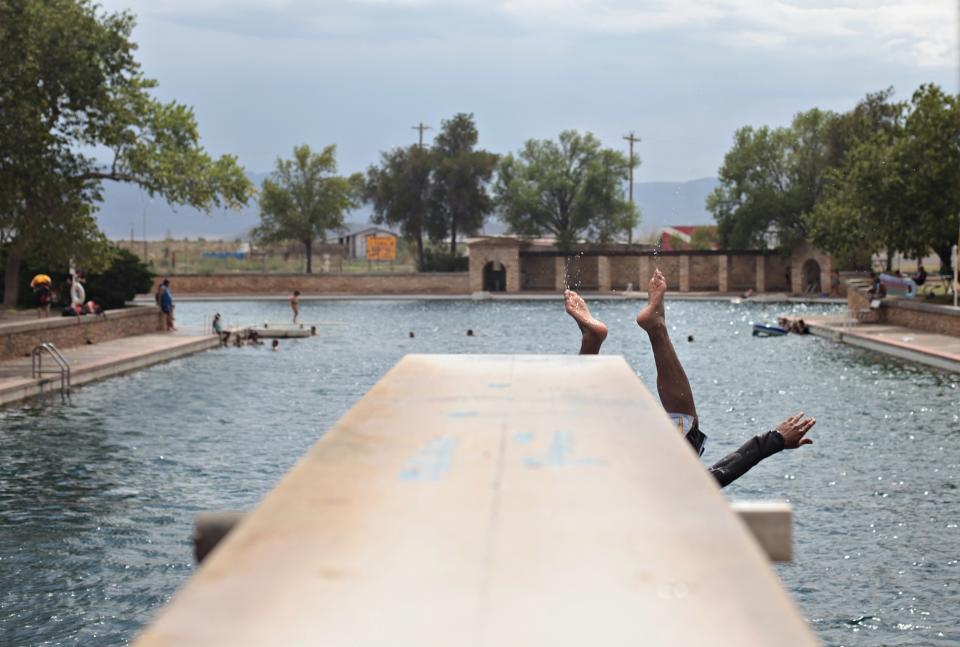 El británico Steven Tartt se estaba poniendo crema solar en su hotel de Menorca cuando vio que dos niños se ahogaban en la piscina. Al observar que el socorrista no hacía nada, se lanzó al agua para rescatarles. (Foto: Heather Leiphart/Odessa American via AP, File)