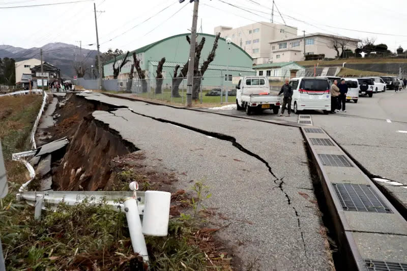 ▲日本石川縣能登半島元旦發生規模7.6強震，路面出現嚴重破裂。（圖／美聯社／達志影像）