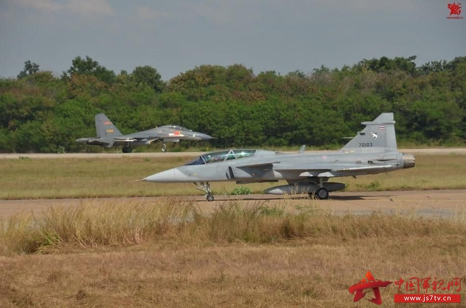 2015年11月，中國與泰國空軍進行首次「鷹擊」系列聯合軍事演習，中方派出殲11A戰機，泰方出動JAS-39C/D鷹獅戰機。   圖：翻攝自中國軍視網/環球時報