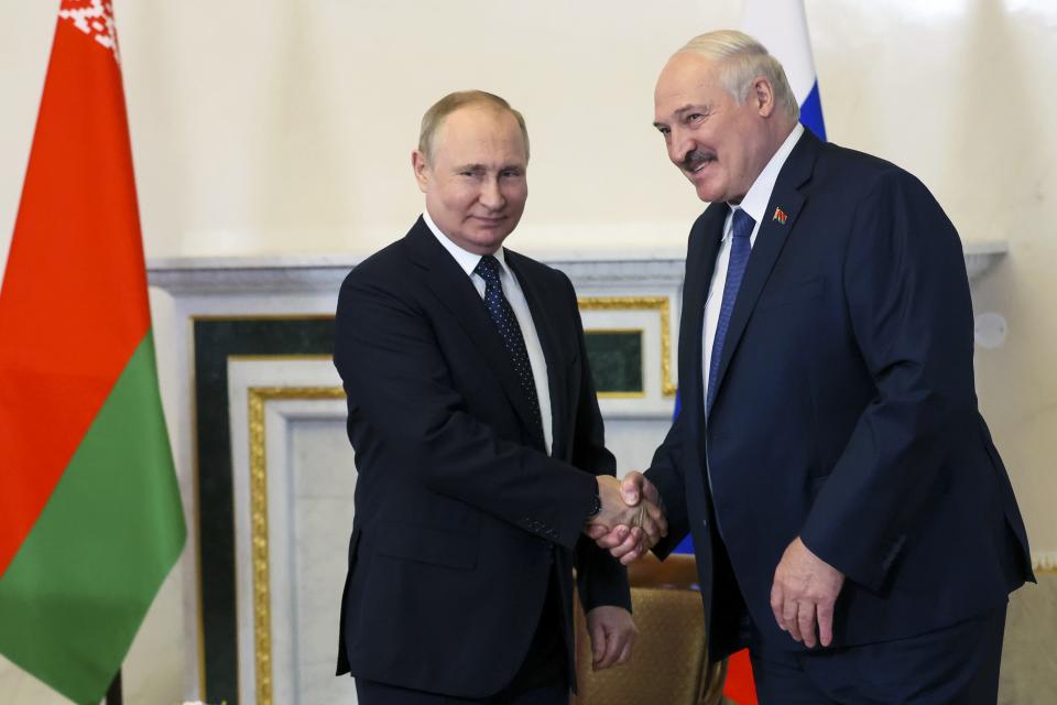 El presidente ruso Vladimir Putin, a la izquierda, y el presidente bielorruso Alexander Lukashenko se dan la mano durante su reunión celebrada el sábado 25 de junio de 2022 en San Petersburgo, Rusia. (Mikhail Metzel, Sputnik, Kremlin Pool Photo vía AP)