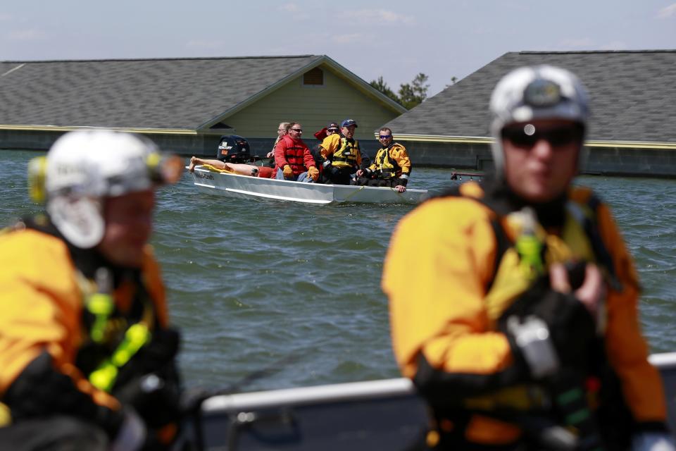 Rescue specialists for USA-1 rescue victims from the scene of a flooded mock disaster area during a training exercise at the Guardian Center in Perry, Georgia, March 25, 2014. (REUTERS/Shannon Stapleton )