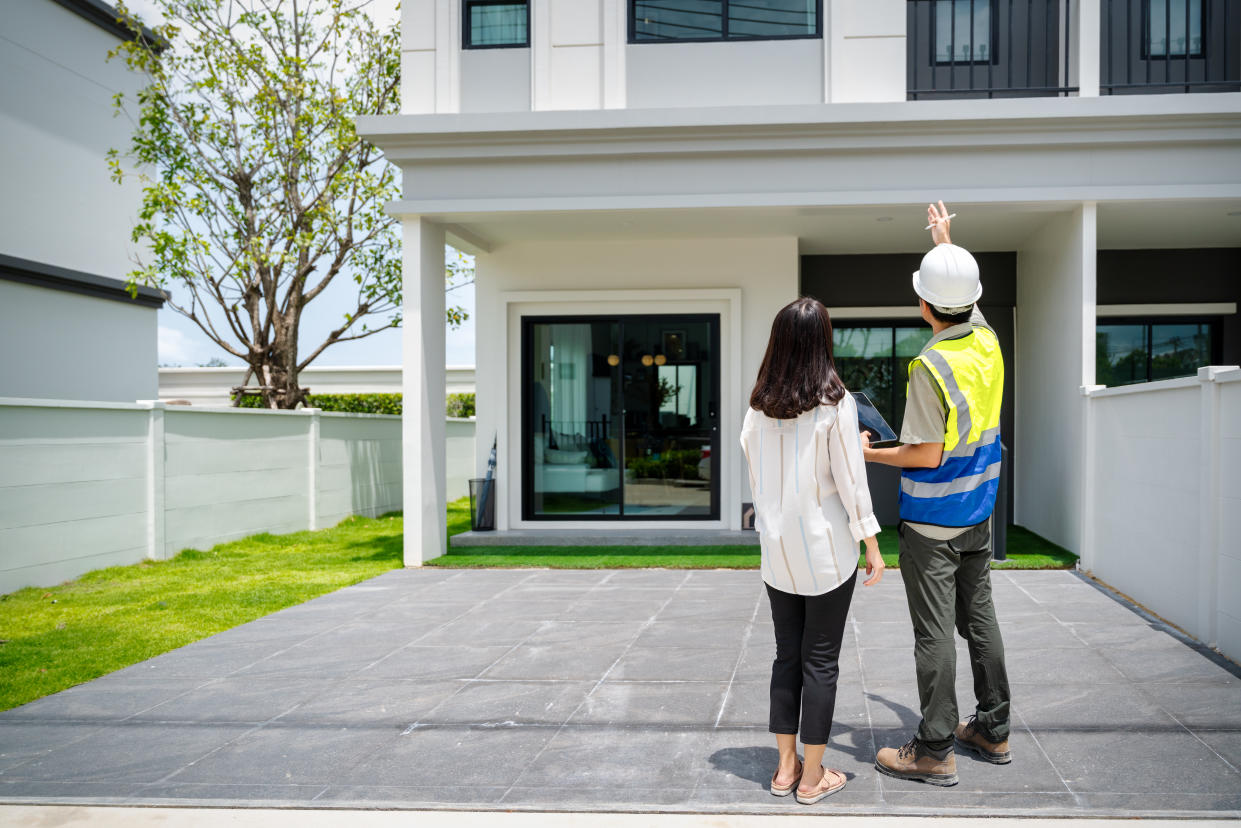 Home inspector discusses issues with homeowners. (Credit: Getty Creative)