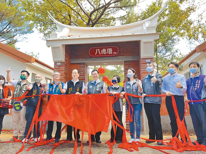 桃園「八塊厝民俗藝術村」館舍入口以閩式屋梁作為意象，建物以閩式白牆、紅瓦為主，並設計閩式窗花，昨舉行為期2天的限定開箱記者會。（陳夢茹攝）