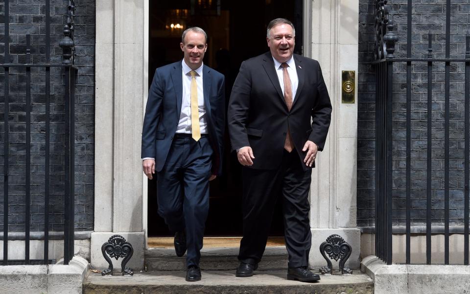 Dominic Raab și Mike Pompeo, pe atunci secretar de stat american de pe strada 10 Downing