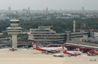 Um den beliebtesten deutschen Flughafen zu ermitteln, hat das Deutsche Kundeninstitut im Auftrag der WirtschaftsWoche mehr als 4.800 Fragebögen ausgewertet. Der Hauptstadt-Flughafen Berlin-Tegel kommt dabei gar nicht gut weg. In den Kategorien Prozesse und Aufenthaltsqualität gibt es eine schallende Ohrfeige, die nicht mal der sehr gute Kundenservice wettmachen kann.