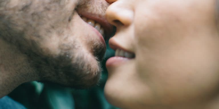 Los expertos altertan también sobre el riesgo de transmisión de bacterias, más de 70 millones con un beso, con la posible repercusión que esto puede tener en la salud oral y general. (Foto: Getty)