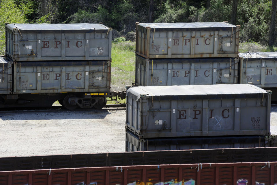 Warum diese Waggons mit der Aufschrift EPIC in einem kleinen Ort gestrandet sind, ist tatsächlich episch: An Bord befinden sich menschliche Ausscheidungen aus New Yorks Abwässern. (Bild: AP Photo/Jay Reeves)