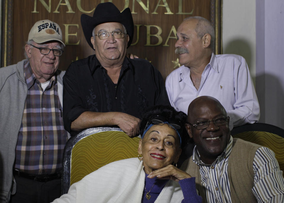 Los últimos integrantes de la agrupación musical cubana Buena Vista Social Club anuncian su próxima gira internacional de despedida de los escenarios en conferencia de prensa en el Hotel Nacional en La Habana, Cuba, el viernes 24 de enero de 2014. De izquierda a derecha, Luis Manuel Guajiro Mirabal, de 80 años; Eliades Ochoa, de 68; Omara Portuondo, de 81; Barbarito Torres, de 60 (atrás) y Jesus Aguaje Ramos, de 63 (adelante). (AP Foto/Franklin Reyes)