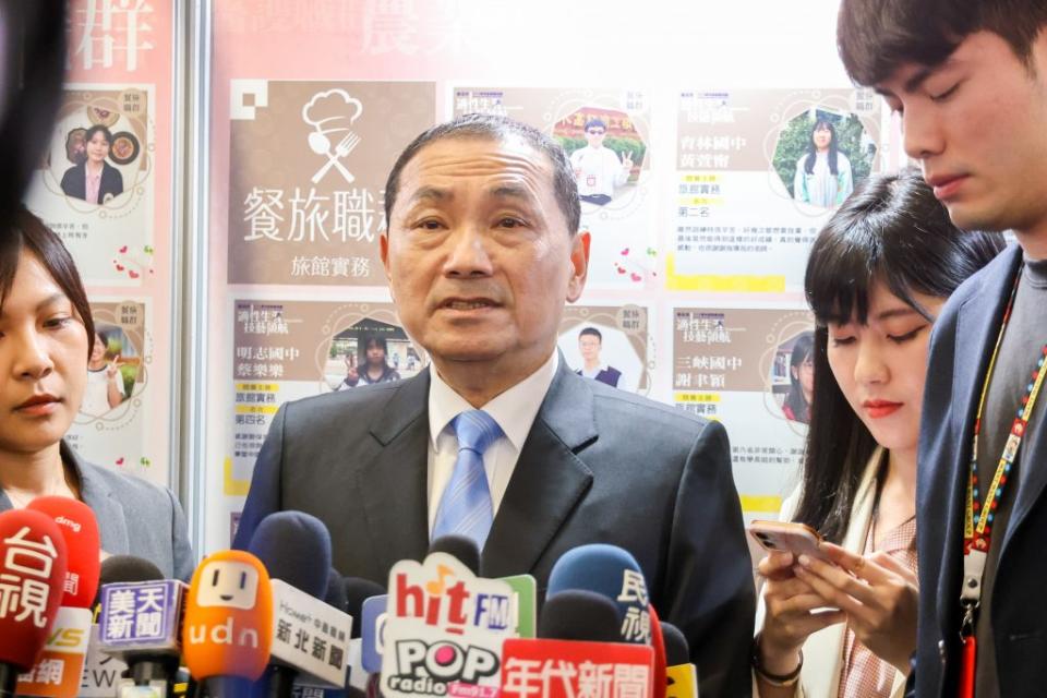 新北市長侯友宜二十五日受訪稱讚國民黨智庫執行長柯志恩是有智慧、有能力的新女力，她都有完整的自己思考，都要給予尊重。（記者蔡琇惠攝）