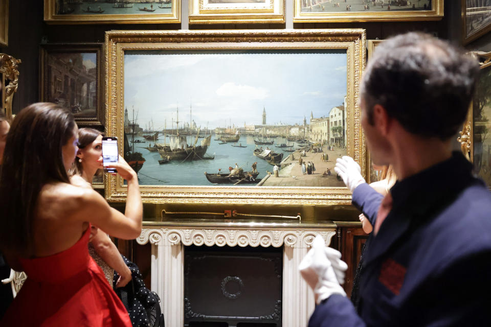 Emma Weymouth toured Sir John Soane's Museum with guests before the dinner with Carolina Herrera.