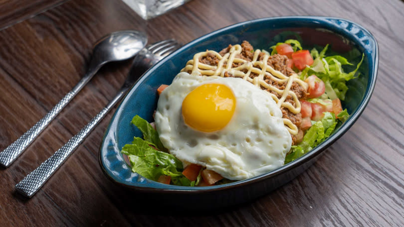 白日限定的「沖繩塔可飯」以鹹香適中的絞肉搭配大量蔬菜，風味十分清爽。（250元，圖／焦正德攝)