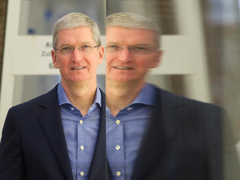 Kein Doppelgänger: Apple-Chef Tim Cook spiegelt sich in einer Glasscheibe des bayerischen Herstellers Seele. Foto: Tobias Hase