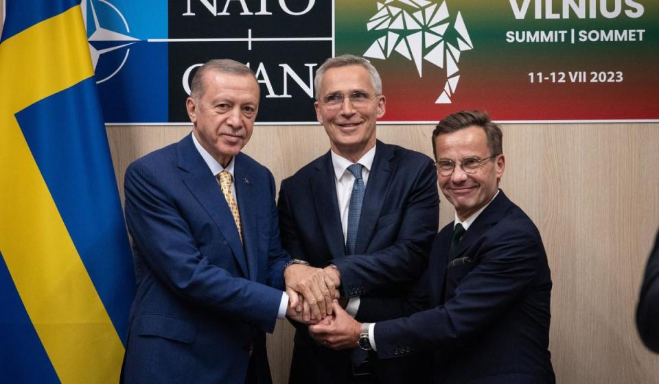 Saludo entre el presidente de Turquía, Recep Tayyip Erdogan (izquierda); el secretario general de la OTAN, Jens Stoltenberg y el primer ministro de Suecia, Ulf Kristersson. Fuente: Cuenta Flickr de la OTAN.