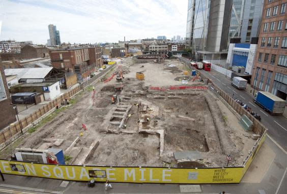 An aerial view of MOLA archaeologists excavating at Principal Place in Shoreditch - the site of the new Amazon HQ © MOLA (Mola)