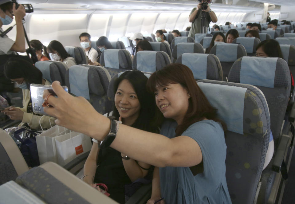 Participantes de los vuelos a ninguna parte organizados por el aeropuerto de Taipei. (AP Photo/Chiang Ying-ying)