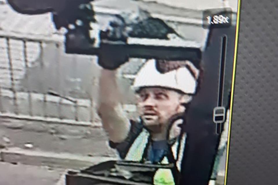 Image released by the Met of man they wish to speak to (Metropolitan Police)