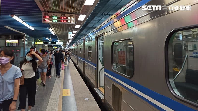 台鐵110年元旦連續假期加開121班車疏運旅客，包含跨年當天車票，12月3日凌晨0時起開搶。（圖／記者陳弋攝影）