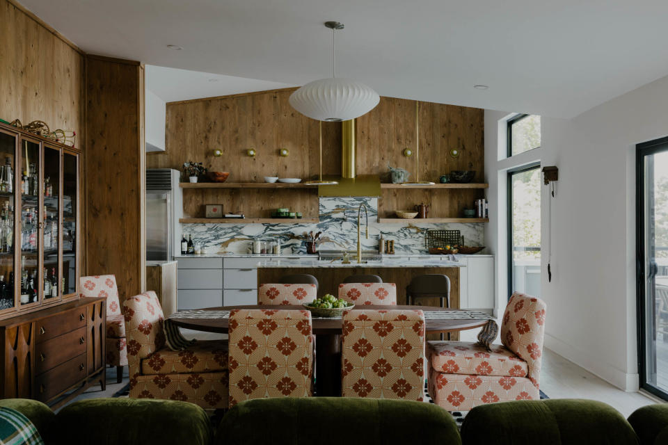 Masculinity and femininity merge with the mix of dark wood and floral fabrics. Custom dining table and kitchen cabinets by Nick D’Ambrosia of A.B.W. Designs.