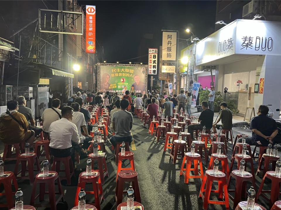 民進黨徵召的虎尾鎮長候選人林明正12日晚間舉辦民主音樂會，台下只有前排坐滿，空板凳不少。（周麗蘭攝）