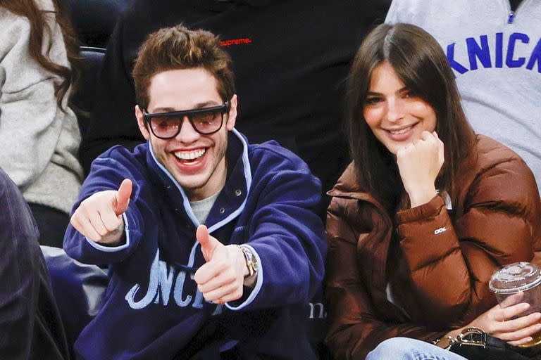 Pete Davidson y Emily Ratajkowski en el Madison Square Garden, en 2022