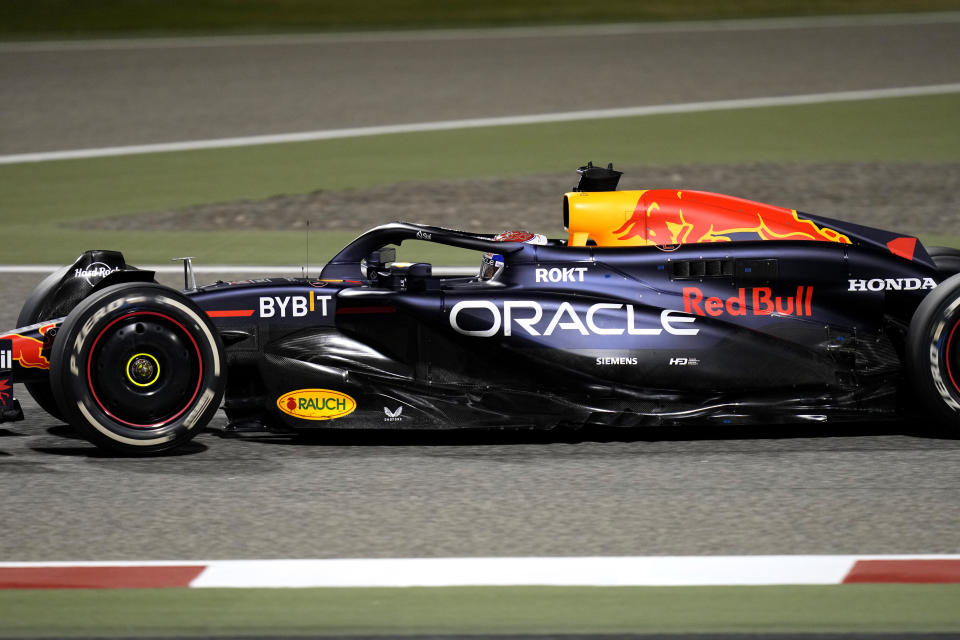 El holandés Max Verstappen piloto de Red Bull maniobra su monoplaza durante el Gran Premio de Bahrein en Sakhir, Bahrein el sábado 2 de marzo del 2024. (AP Foto/Darko Bandic)